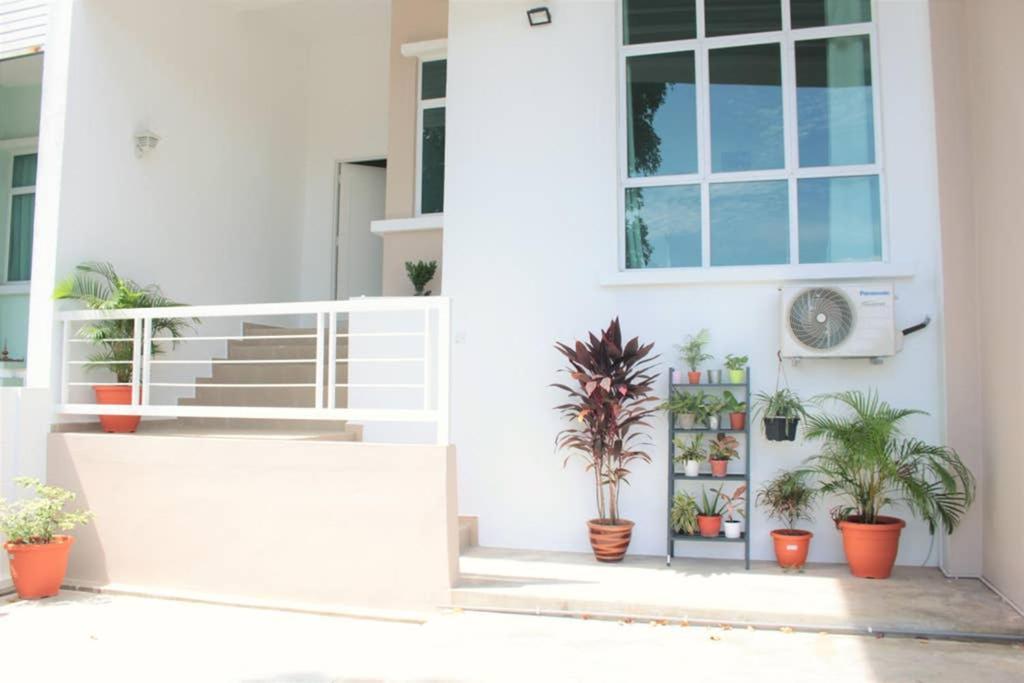 New Seaview Cozy Modern Beach House Танджунг-Бунга Экстерьер фото